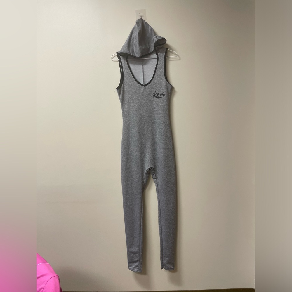 Adorable light gray sleeveless jumpsuit with a hood
